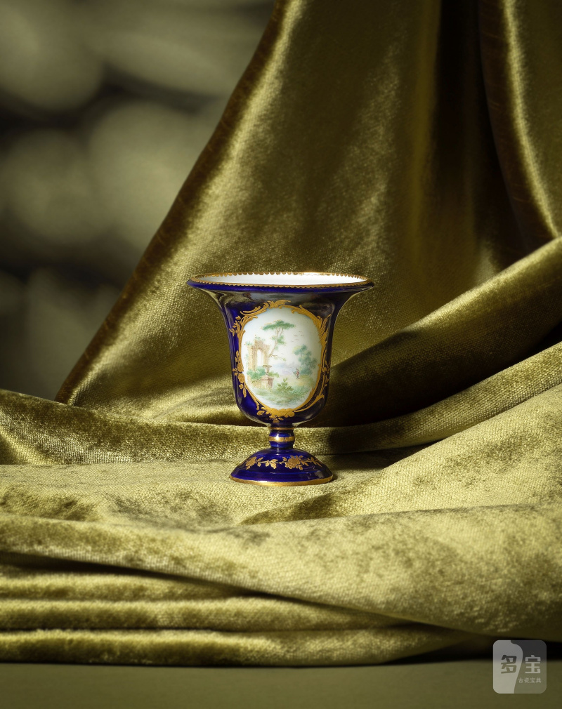 A small Vincennes/Sèvres blue-ground vase (vase perseval), dated 1756 - 图2